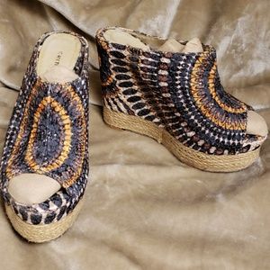 🕯Chinese Laundry Wedges